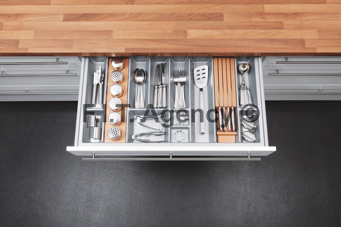 Special drawer insert made of beech and plastic Spezial-Schubladeneinsatz aus Buche und Kunststoff